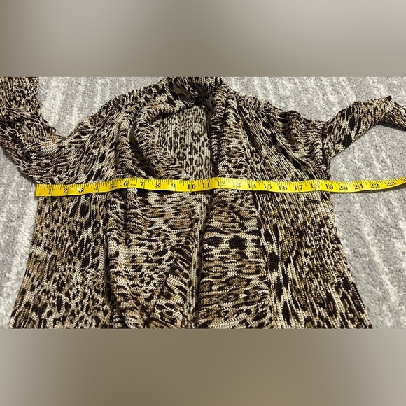Chicos Travelers Cardigan Sz 1 (Medium) Slinky Animal Print Lightweight No Iron - Picture 4 of 6